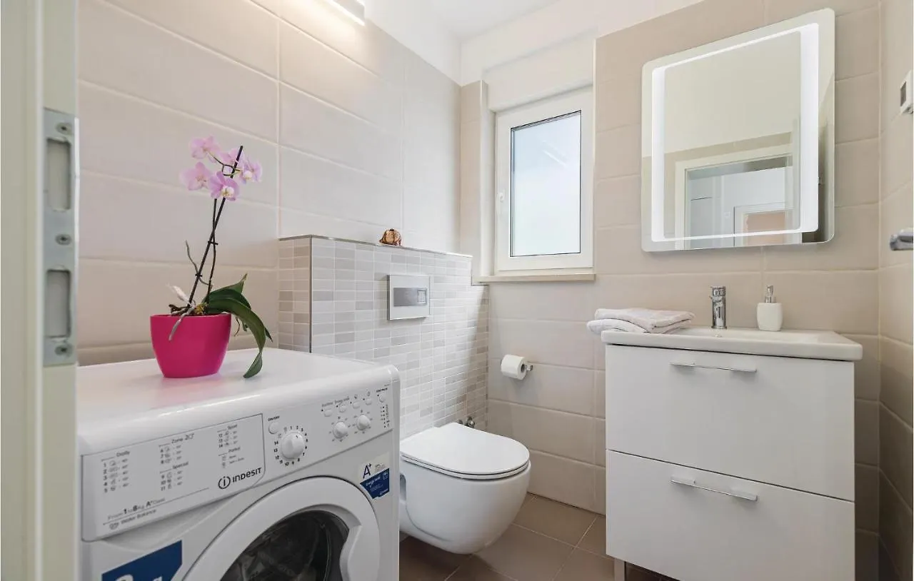 Nice Home In Krnica With Jacuzzi Feriehus