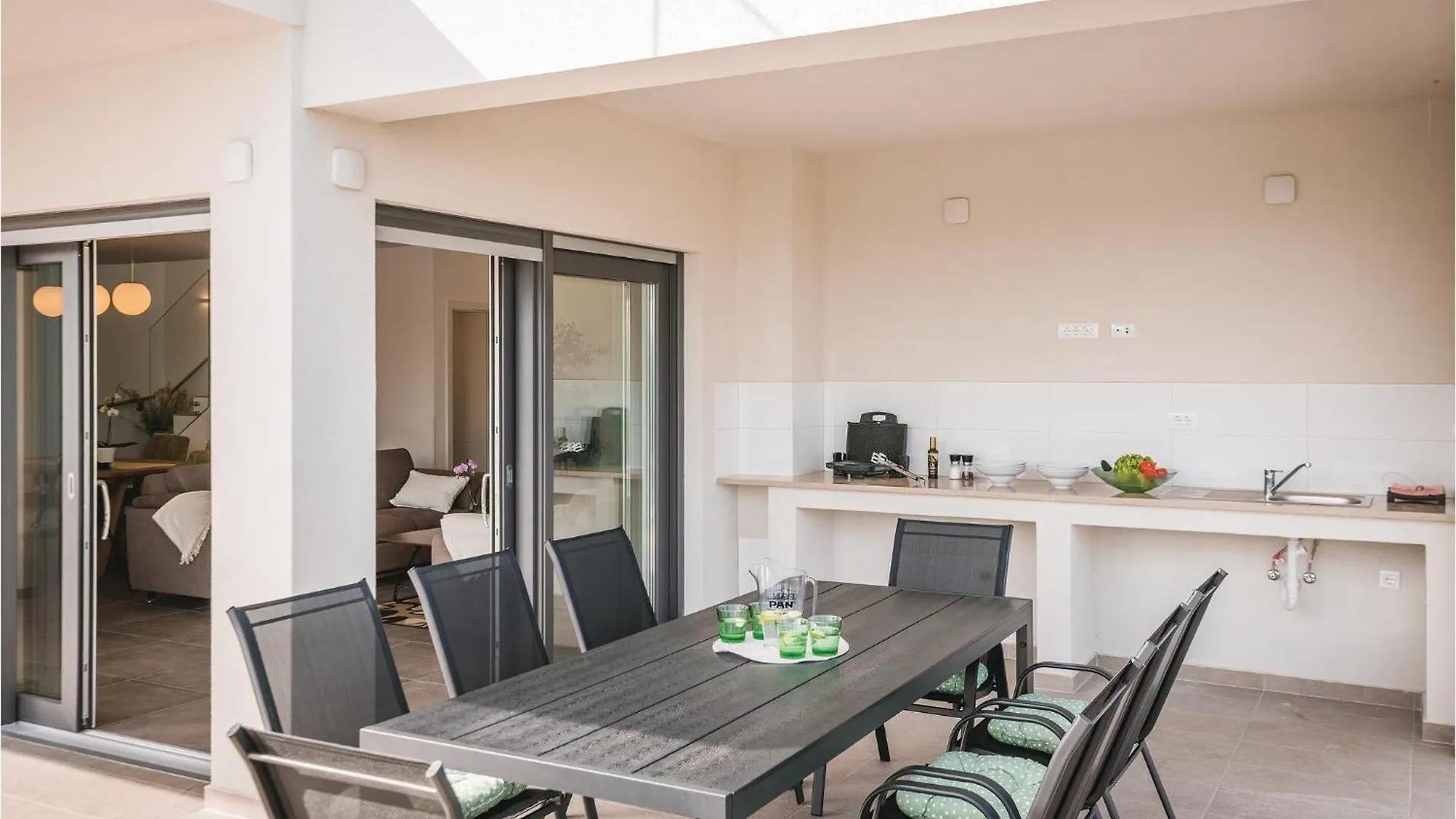 Nice Home In Krnica With Jacuzzi Feriehus