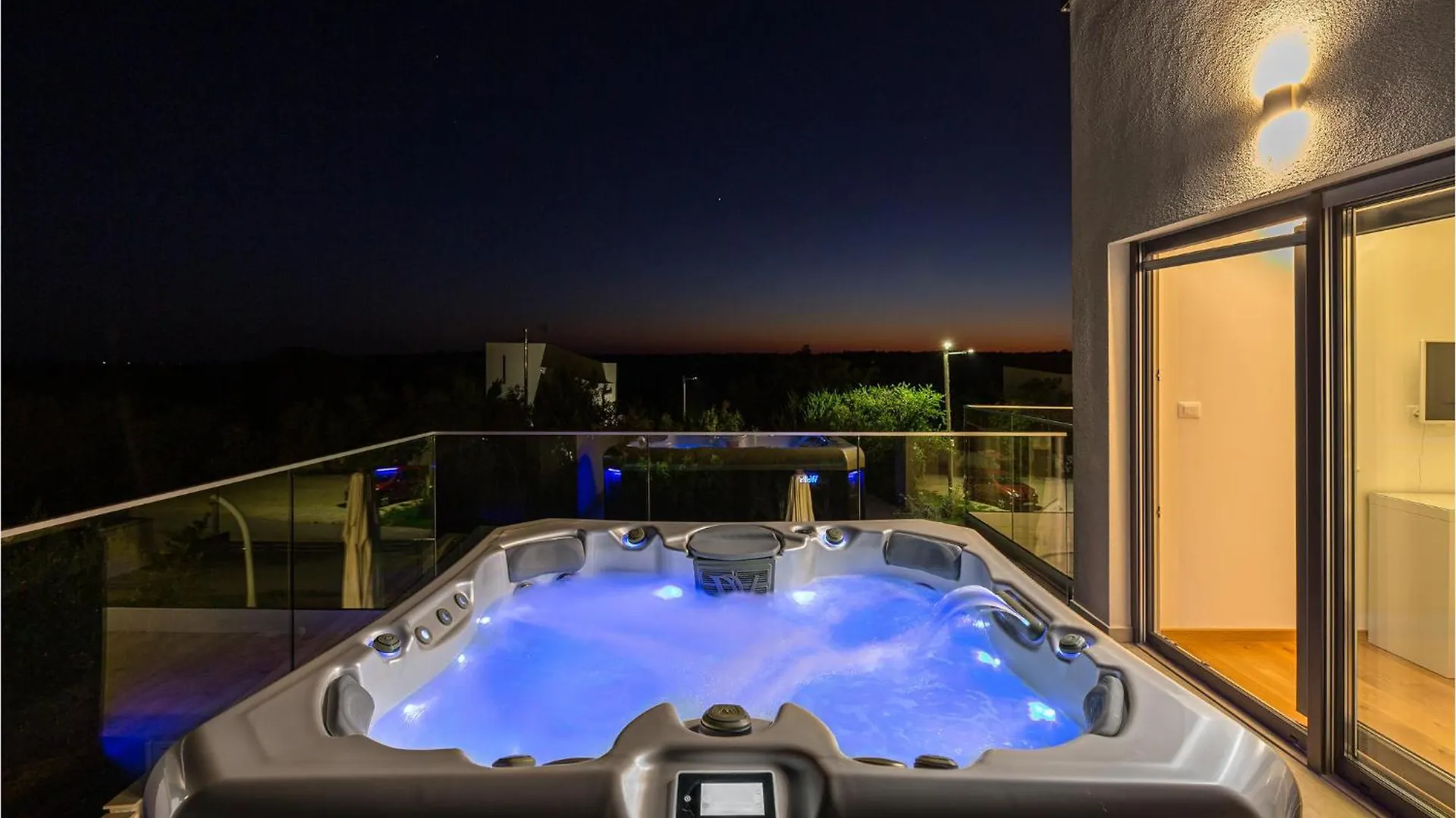 Nice Home In Krnica With Jacuzzi Feriehus