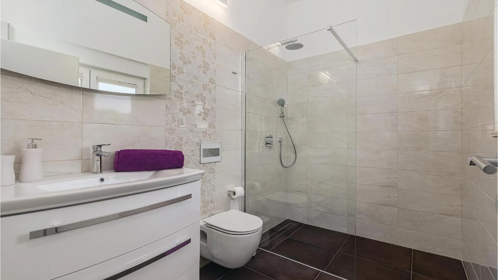 Nice Home In Krnica With Jacuzzi Feriehus