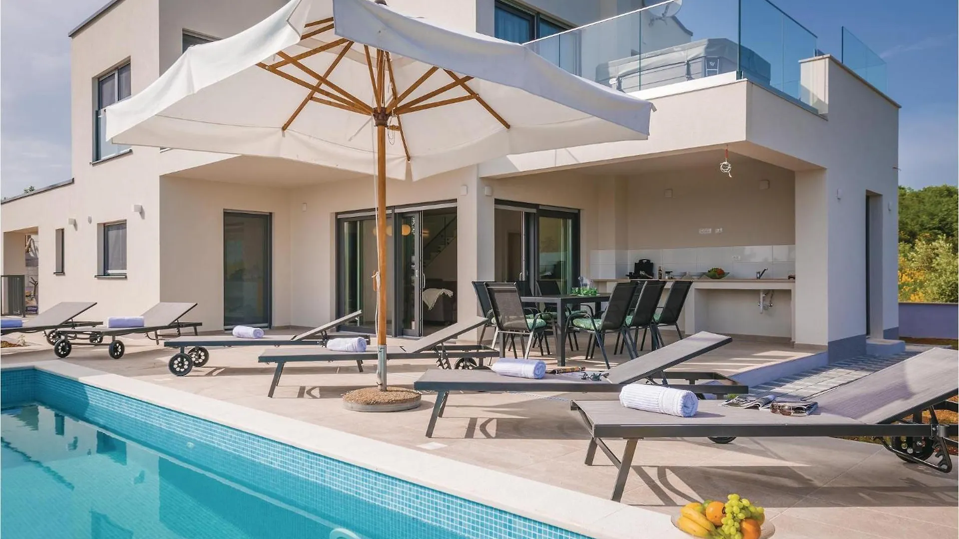 Nice Home In Krnica With Jacuzzi 0*,